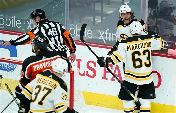 David Pastrák (88), Brad Marchand (63) a Patrice Bergeron (37) z Bostonu slaví...