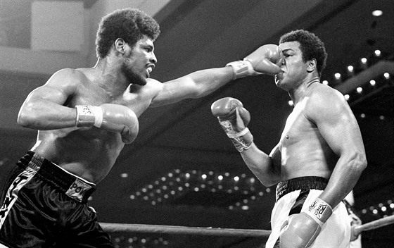 Leon Spinks (vlevo) v duelu s Muhammadem Alim v roce 1978