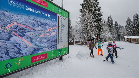 Na Medvdín lidé nanejvý bobují, dorazili i bkai (2. 2. 2021).