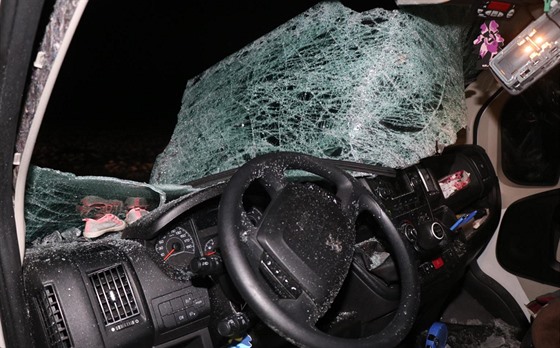 Z kamionu odletěl kus ledu a rozbil čelní sklo na dodávce. Řidič se zranil v...