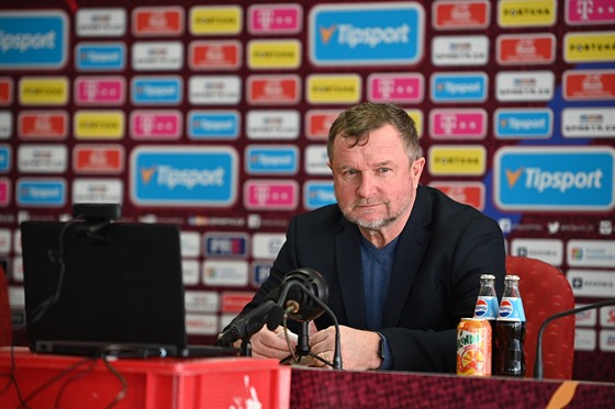 Pavel Vrba odpovídá novinám na první tiskové konferenci v roli trenéra...