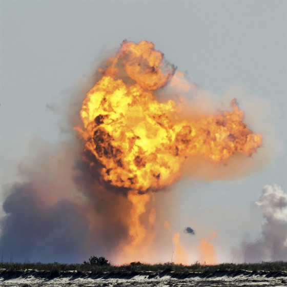 Výbuch prototypu lodi SN9 spolenosti SpaceX, kterému se nepodailo pistát v závru testovacího letu v úterý 2. února.