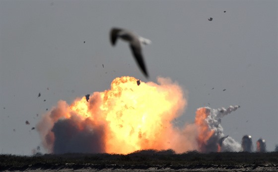 Výbuch prototypu lodi SN9 spolenosti SpaceX, kterému se nepodailo pistát z...