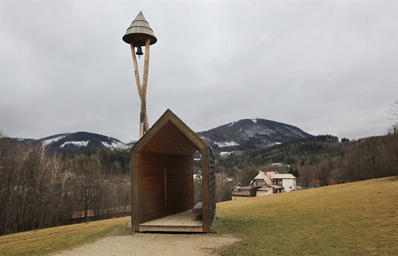 Součástí areálu na Horečkách je i zvonička Strážkyně Beskyd nedaleko útulny...