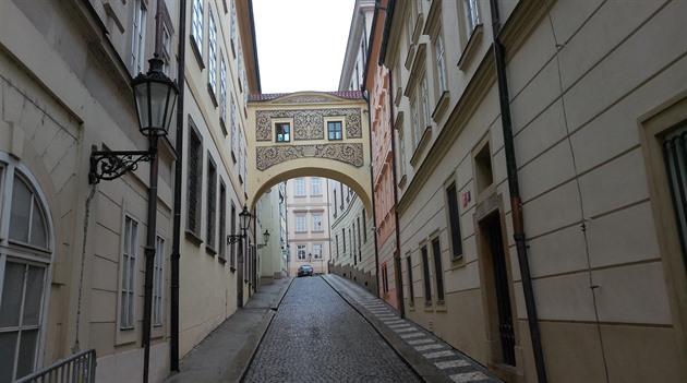 Thunovská. Čeští poslanci mohou přecházet z budovy do budovy bez deštníku.