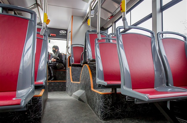 Do autobusů se vrátily koženkové sedačky, mají pomoci v boji s covidem