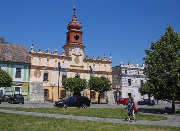 Stará radnice ve Veselí nad Lunicí. Mohl z ní být hotel, ale kvli koronaviru...