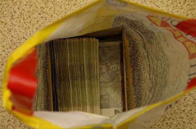 Zlodj ml u sebe miliony korun schované pouze v igelitové tace.