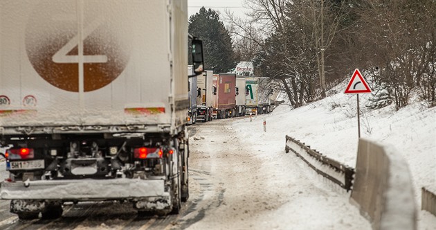 V Náchod v kopci u Vysokova komplikují dopravu desítky zasekaných kamion....