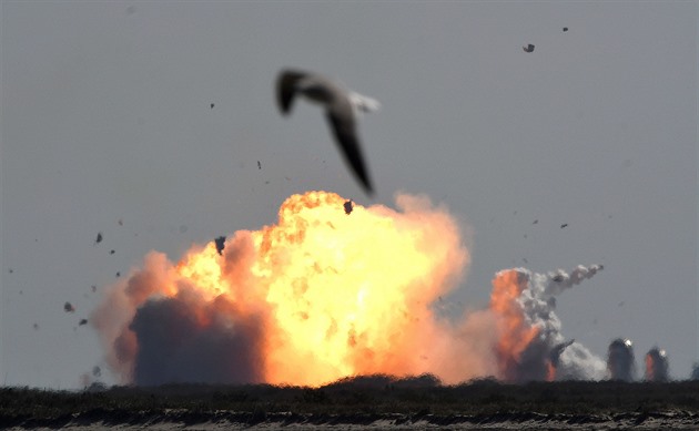 Když vybuchne raketa SpaceX, kdo zaplatí škodu?