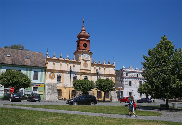 Stará radnice ve Veselí nad Lunicí. Mohl z ní být hotel, ale kvli koronaviru...