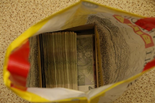 Zlodj ml u sebe miliony korun schované pouze v igelitové tace.