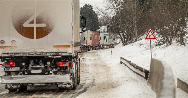 V Náchod v kopci u Vysokova komplikují dopravu desítky zasekaných kamion....