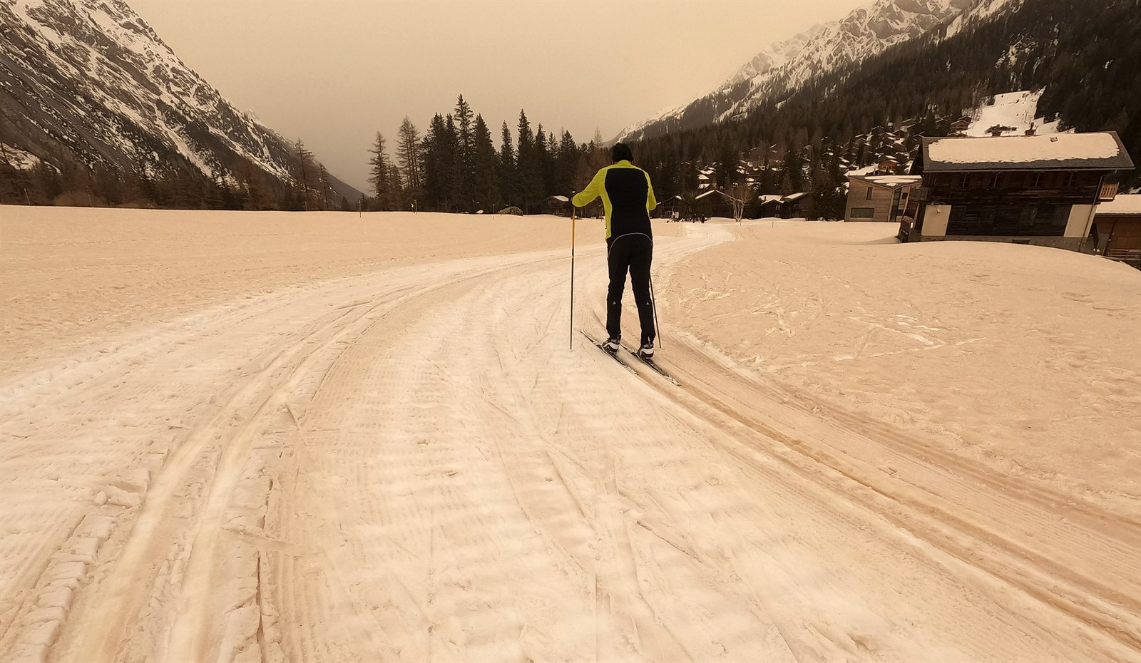 Žlutý sníh i nánosy na autech. Do střední Evropy dorazil prach ze Sahary