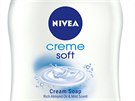 Tekuté mýdlo Nivea Creme Soft jemn myje pokoku rukou a zanechává ji píjemn...