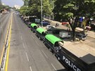 Policejní vozy zaparkované ped stanicí v Rangúnu (1. února 2021)
