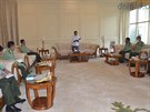 Prezident Myint Swe (uprosted) hovoil s leny armády v prezidentském paláci v...