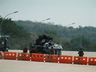 Vojáci v Barm hlídají armádní checkpoint. (1. února 2021)
