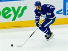 Hokejista Toronto Maple Leafs Jason Spezza rozjídí útok. V zápase proti...