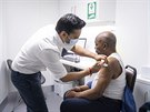 Zdravotník v Londýn aplikuje seniorovi vakcínu spolenosti AstraZeneca. (28....