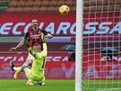 Zlatan Ibrahimovi (vzadu) z AC Milán dává gól v zápase proti Crotone.