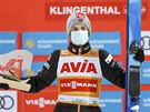 Norský skokan Halvor Egner Granerud pózuje na stupních vítz po triumfu v...