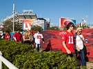 Fanouci pichází ke stadionu ped zaátkem Super Bowlu.