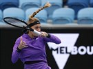 Petra Kvitová hraje forhend v prvním kole Australian Open.