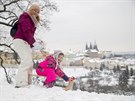 Lidé vyuili napadaného snhu k bobování a snowboardování v sadech pod...