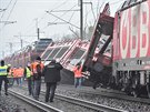 Po sráce dvou nákladních vlak na trati mezi Otrokovicemi a Tlumaovem zstalo...