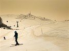 Takto saharský prach zabarvil písek v alpském lyaském rezort Anzére ve...