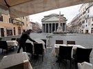 Itálie uvolnila nkterá epidemická opatení, otevela restaurace a muzea. (1....