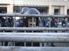 Moskevská policie hlídá budovu soudu, kde se bude rozhodovat o trestu pro...