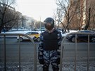 Moskevská policie hlídá v okolí budovy soudu, kde se bude rozhodovat o trestu...