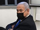 Izraelský premiér Benjamin Netanjahu obalovaný z korupce stanul ped soudem v...