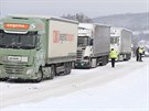 Odstaven kamiony obsadily i pjezdov komunikace do st nad Labem.
