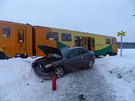 Auto najelo v pondlí 8. února 2021 odpoledne do cesty vlaku na nezabezpeeném...