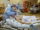 Nemocnice Sokolov je zavalena pacienty s covid-19, díve pijímala pacienty...
