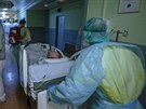 Nemocnice Sokolov je zavalena pacienty s covid-19, díve pijímala pacienty...