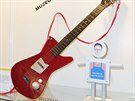 Podom�cku vyroben� elektrick� kytara.