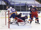 Casey Cizikas z New York Islanders slaví, Libor Hájek v obran New York Rangers...