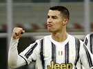 Cristiano Ronaldo (vlevo) z Juventusu se raduje se spoluhráem Adrienem...