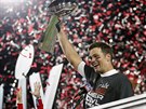 Tom Brady z Tamp Bay Buccaneers  s trofejí pro vítze Super Bowlu.