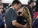 Tom Brady a jeho polibek s manelkou  Gisele Bundchen.