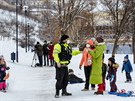 Vyuívat svahy v parcích ke sjezdu na snowboardu nebo sákování zakazuje...