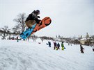 Vyuívat svahy v parcích ke sjezdu na snowboardu nebo sákování zakazuje...