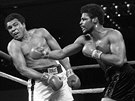 Leon Spinks (vpravo) v duelu s Muhammadem Alim v roce 1978