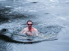 Otu�ilec Ji�� Ul� se vyno�uje z vody pot�, co podplaval led na zamrzl�m lomu....