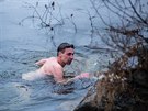 Ji�� Ul� se vyno�uje z vody pot�, co podplaval led na zamrzl�m lomu. (30. 1....