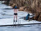 Ond�ej Piln� se chyst� pono�it pod led, aby zkusil discipl�nu ice freediving....
